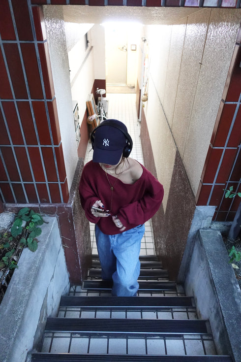 オフショルルーズニット